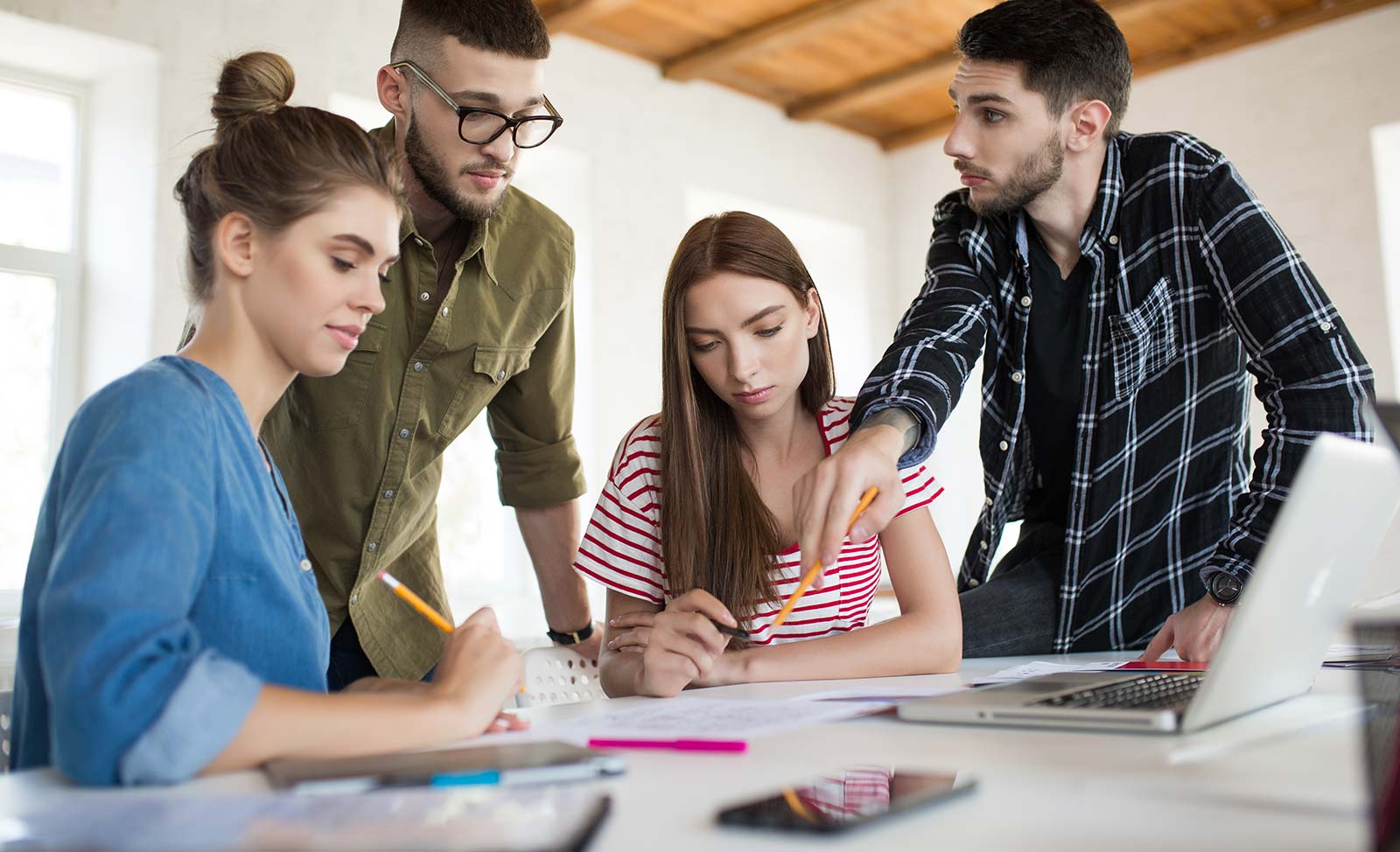 Equipe de graphistes et d'imprimeurs réalisant un audit impression à Nantes