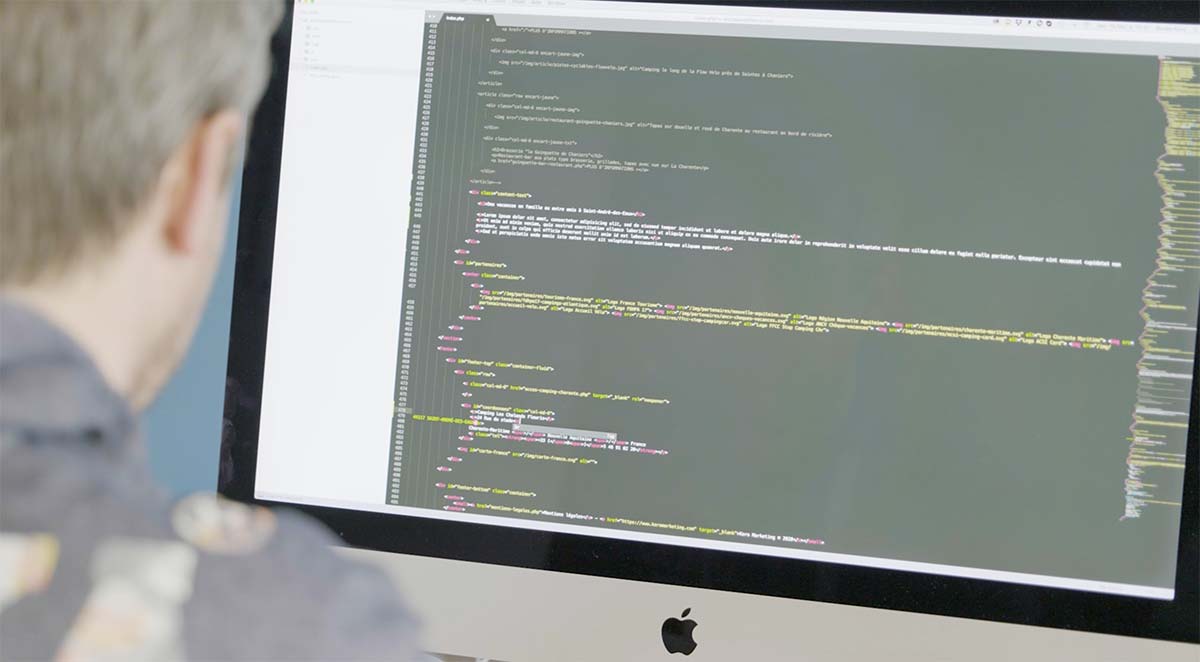 Ecran avec code HTML pour la création de site internet à Nantes
