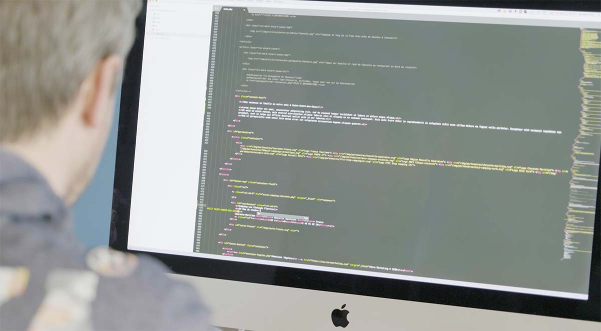 Ecran avec code HTML pour la création de site internet à Nantes